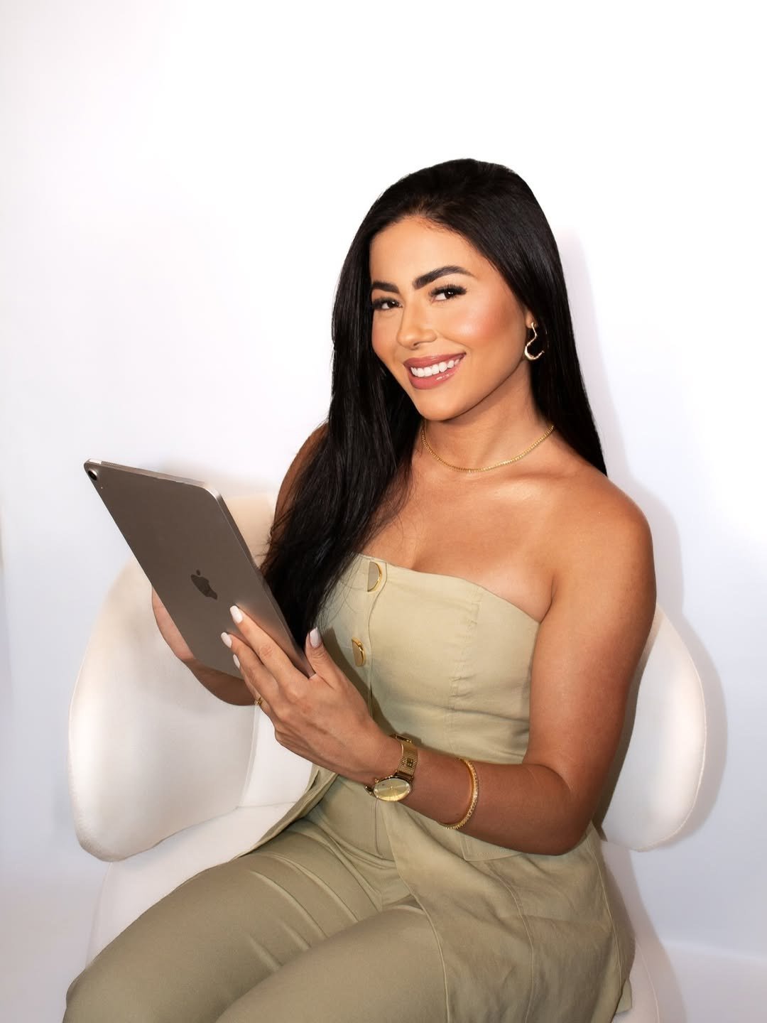 Dra. Celine Freitas com tablet